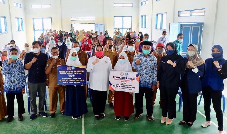 Tina Serahkan Ribuan Beasiswa PIP di Bombana